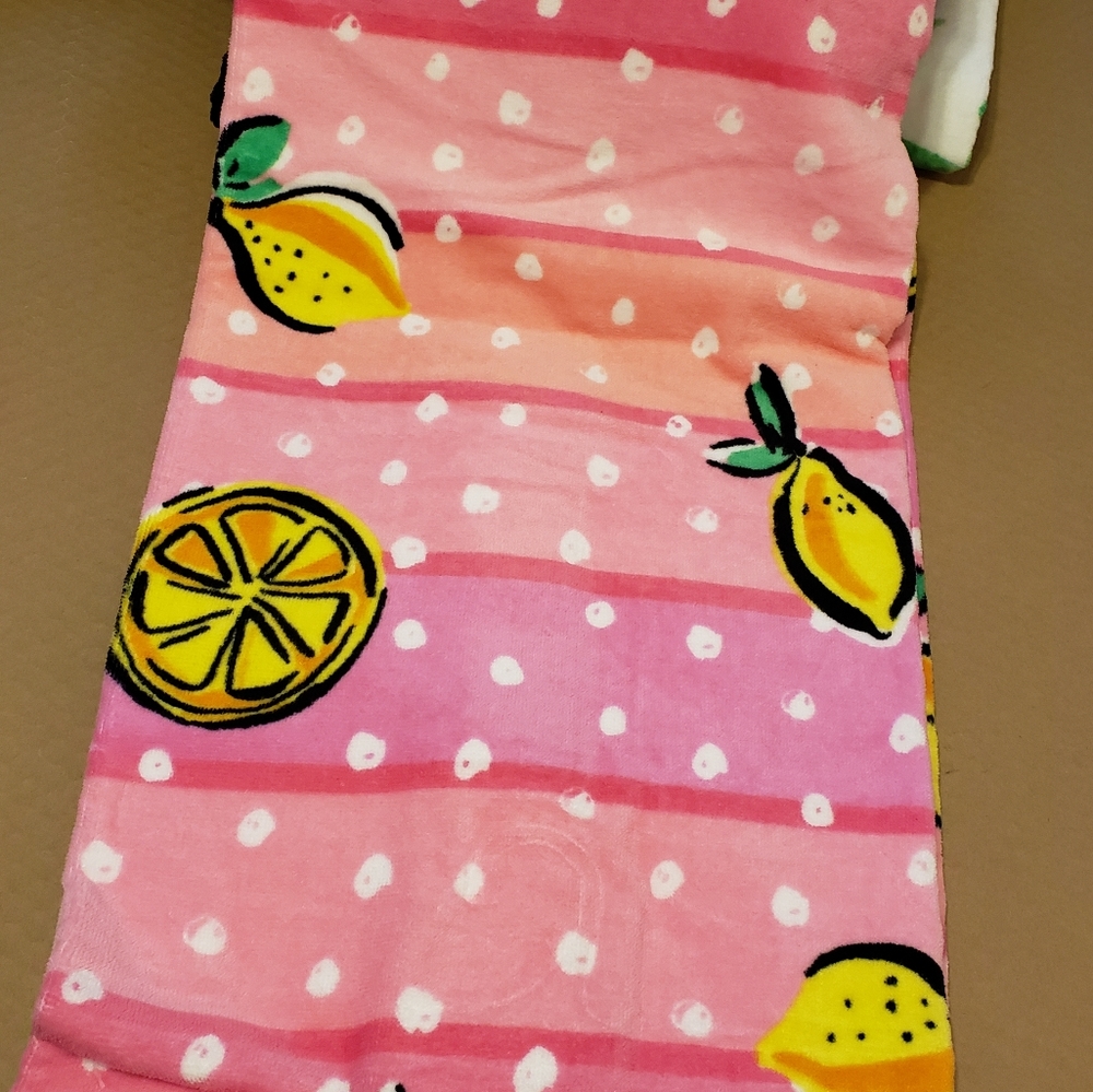 Betsey Johnson Beach Towel 28 in x 58 in - Picture 2 of 7